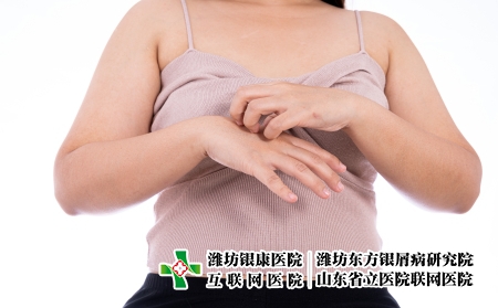 摄图网_325528319_女性在抓手时孤立的白种背景 医疗 为广告概念提供保健服务病人医生病变治疗伤口皮炎过敏皮肤皮肤科表皮（企业商用）