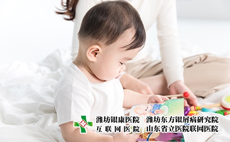 摄图网_501154824_婴儿翻阅书籍（企业商用）遗传